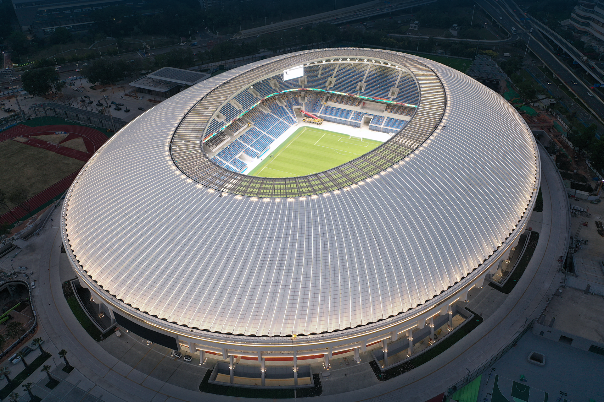 今晚8点，锁定中超！见证深圳市体育中心体育场首秀！